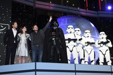 ギャレス・エドワーズがダース・ベイダーにいたずらする様子。