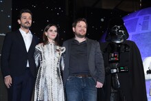 左からディエゴ・ルナ、フェリシティ・ジョーンズ、ギャレス・エドワーズ、ダース・ベイダー。