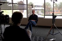 「ヒッチコック／トリュフォー」メイキングカットより、ジェームズ・グレイ。