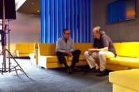 「ヒッチコック／トリュフォー」メイキングカットより、ピーター・ボグダノヴィッチ（左）。