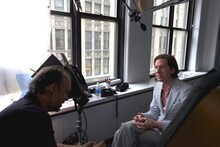 「ヒッチコック／トリュフォー」メイキングカットより、ウェス・アンダーソン（右）。