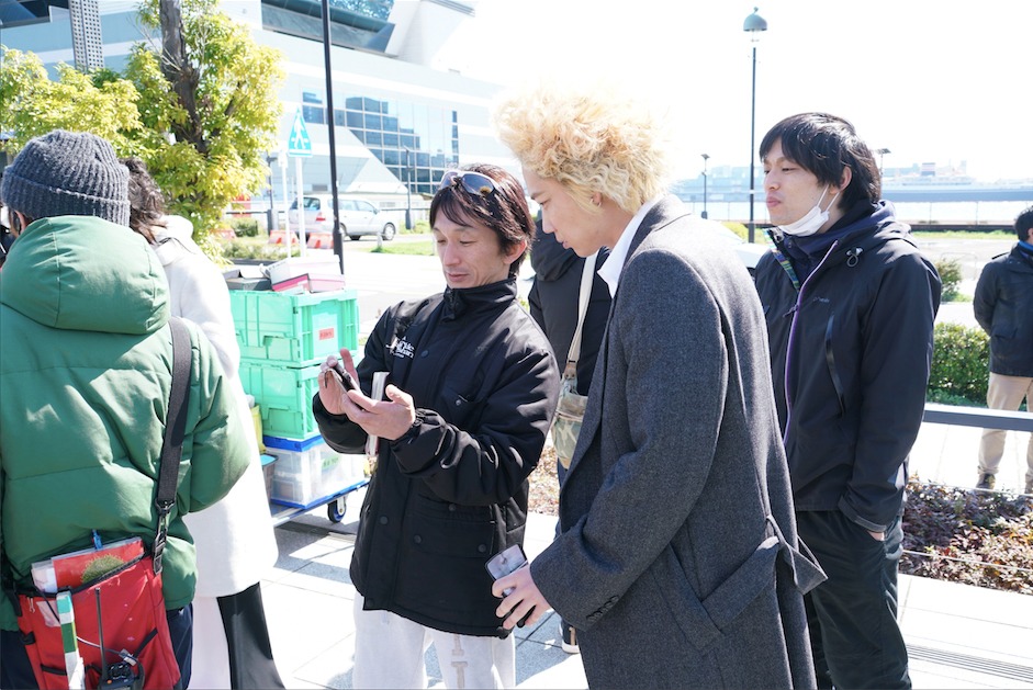 「新宿スワンII」撮影現場の様子。中央左から谷垣健治、綾野剛。