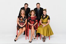 前列左からキミー役のアンドレア・バーバー、D.J.役のキャンディス・キャメロン・ブレ、ステファニー役のジョディ・スウィーティン。後列左からダニー役のボブ・サゲット、ジョーイ役のデイヴ・クーリエ。