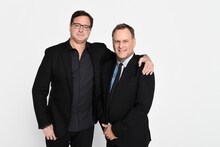 左からダニー役のボブ・サゲット、ジョーイ役のデイヴ・クーリエ。