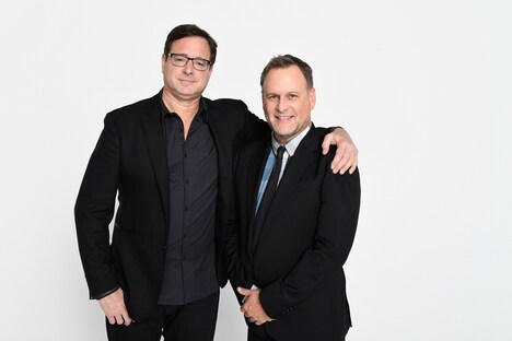 左からダニー役のボブ・サゲット、ジョーイ役のデイヴ・クーリエ。