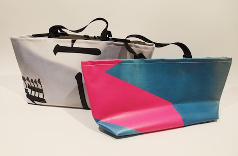 「ドクターY～外科医・加地秀樹～」の垂れ幕広告を利用して作られたトートバッグ。