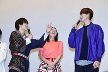 タケルのセリフをまねした山本涼介にツッコむ西銘駿（左）。