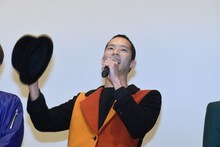 伸びた髪をあらわにする柳喬之。