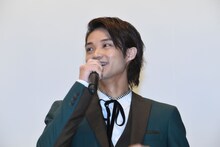 「たこ焼き、食うぜ！」と挨拶した磯村勇斗。