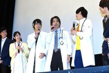 「オペを開始する」とクールに挨拶した瀬戸利樹（中央）に対して、「そんなこと言うっけ!?」と不思議がるエグゼイドチーム。