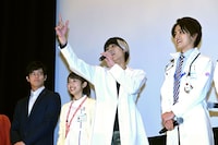 「バーン」とファンを撃つ仕草をする松本享恭（中央）。