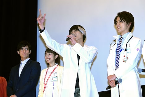 「バーン」とファンを撃つ仕草をする松本享恭（中央）。