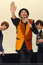 劇中でがんばったシーンを再現する柳喬之（中央）と、彼が蹴ったステージ上のセットを心配する山本涼介（左）、磯村勇斗（右）。