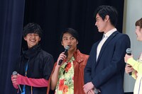 「両脇の2人みたいに身長を伸ばしたい」と目標を語り、笑いを起こした小野塚勇人（中央）。