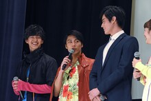 「両脇の2人みたいに身長を伸ばしたい」と目標を語り、笑いを起こした小野塚勇人（中央）。