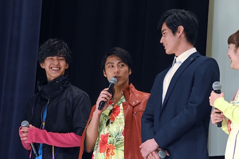 「両脇の2人みたいに身長を伸ばしたい」と目標を語り、笑いを起こした小野塚勇人（中央）。