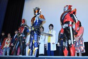 前列左から仮面ライダーウィザード、仮面ライダー鎧武、仮面ライダードライブ。