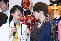 「せーの」と息を合わせる飯島寛騎（左）と西銘駿（右）。