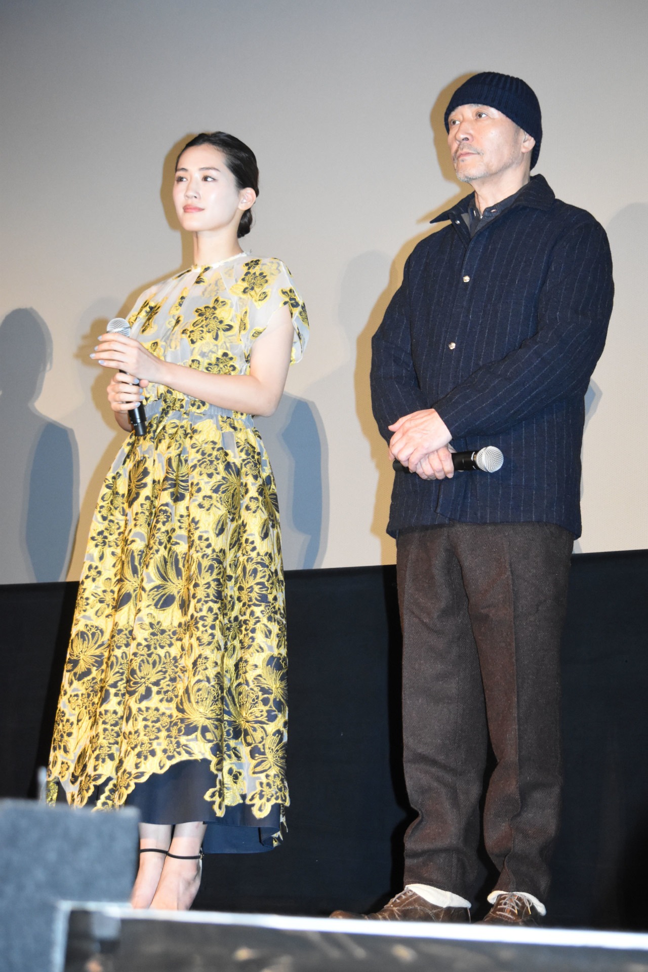 左から綾瀬はるか、小林薫。