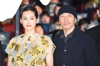 左から綾瀬はるか、小林薫。