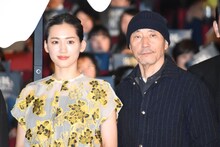 左から綾瀬はるか、小林薫。