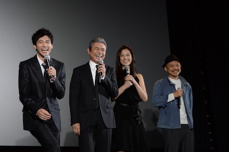「闇金ドッグス4」初日舞台挨拶の様子。