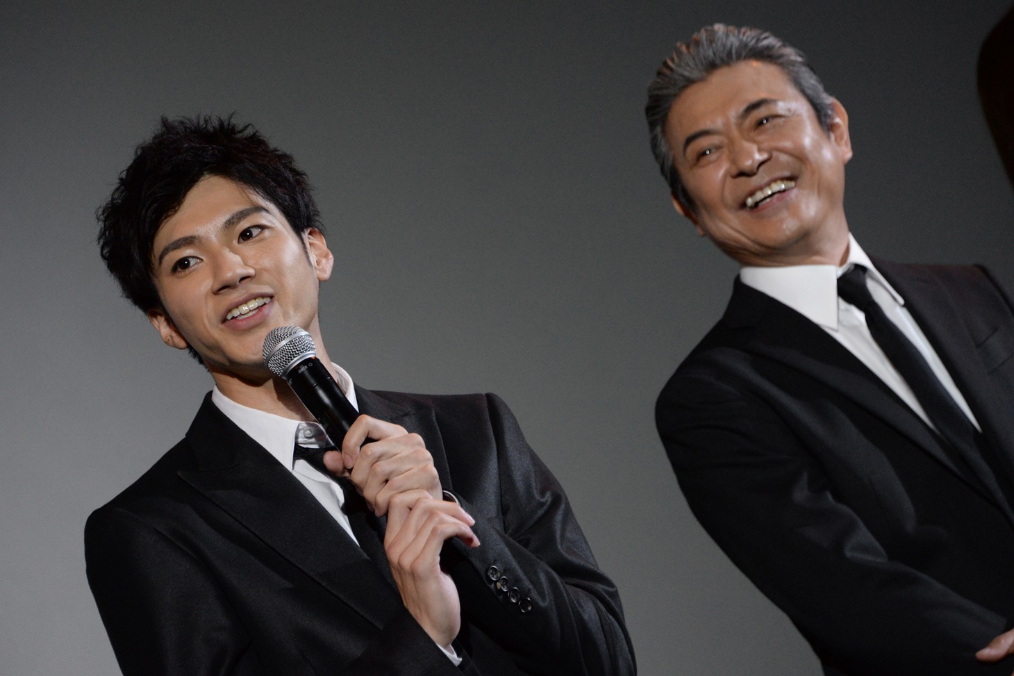 左から山田裕貴、升毅。