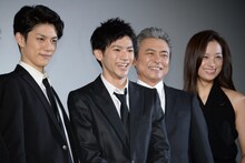 左から青木玄徳、山田裕貴、升毅、高橋ユウ。