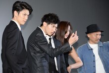 カメラをにらみつける面々。左から青木玄徳、山田裕貴、高橋ユウ、元木隆史。