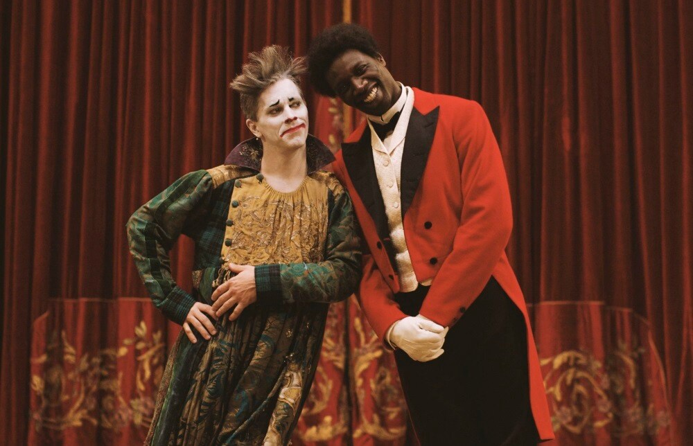 フランス初の黒人芸人と相方の実話描く「ショコラ」予告、チャップリンの実孫も出演