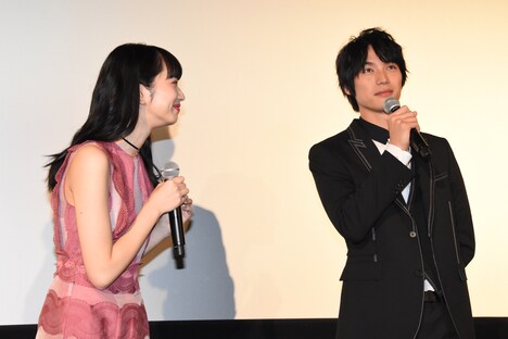 左から小松菜奈、福士蒼汰。