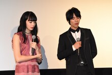 左から小松菜奈、福士蒼汰。