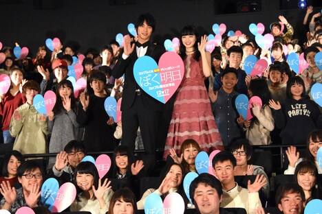 「ぼくは明日、昨日のきみとデートする」カップル限定試写会の様子。