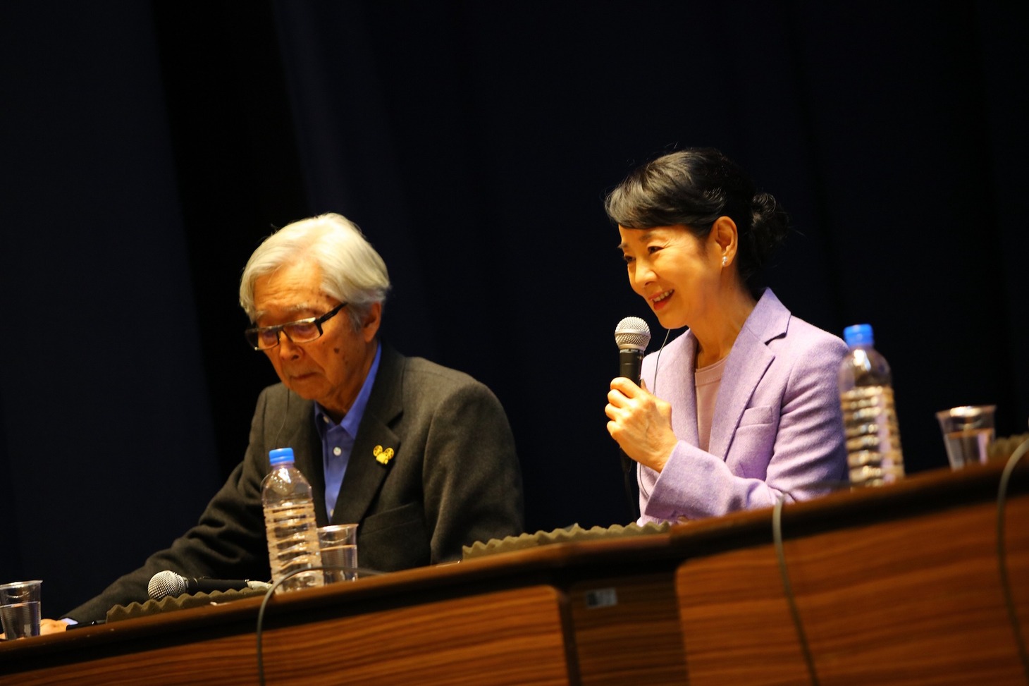 「核兵器のない世界へ 長崎国際会議」の様子。左から山田洋次、吉永小百合。