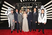 「ローグ・ワン／スター・ウォーズ・ストーリー」ワールドプレミアの様子。左からベン・メンデルソーン、マッツ・ミケルセン、リズ・アーメッド、フェリシティ・ジョーンズ、ディエゴ・ルナ、アラン・テュディック、ドニー・イェン。