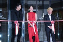 左から風間杜夫、堤真一、綾瀬はるか、濱田岳、鈴木雅之。