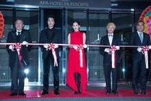 左から風間杜夫、堤真一、綾瀬はるか、濱田岳、鈴木雅之。