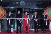 左から風間杜夫、堤真一、綾瀬はるか、濱田岳、鈴木雅之。