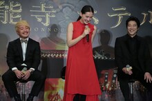 左から濱田岳、綾瀬はるか、堤真一。