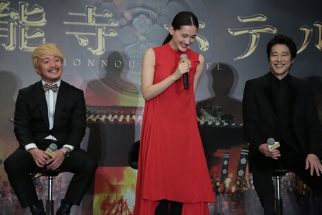 左から濱田岳、綾瀬はるか、堤真一。