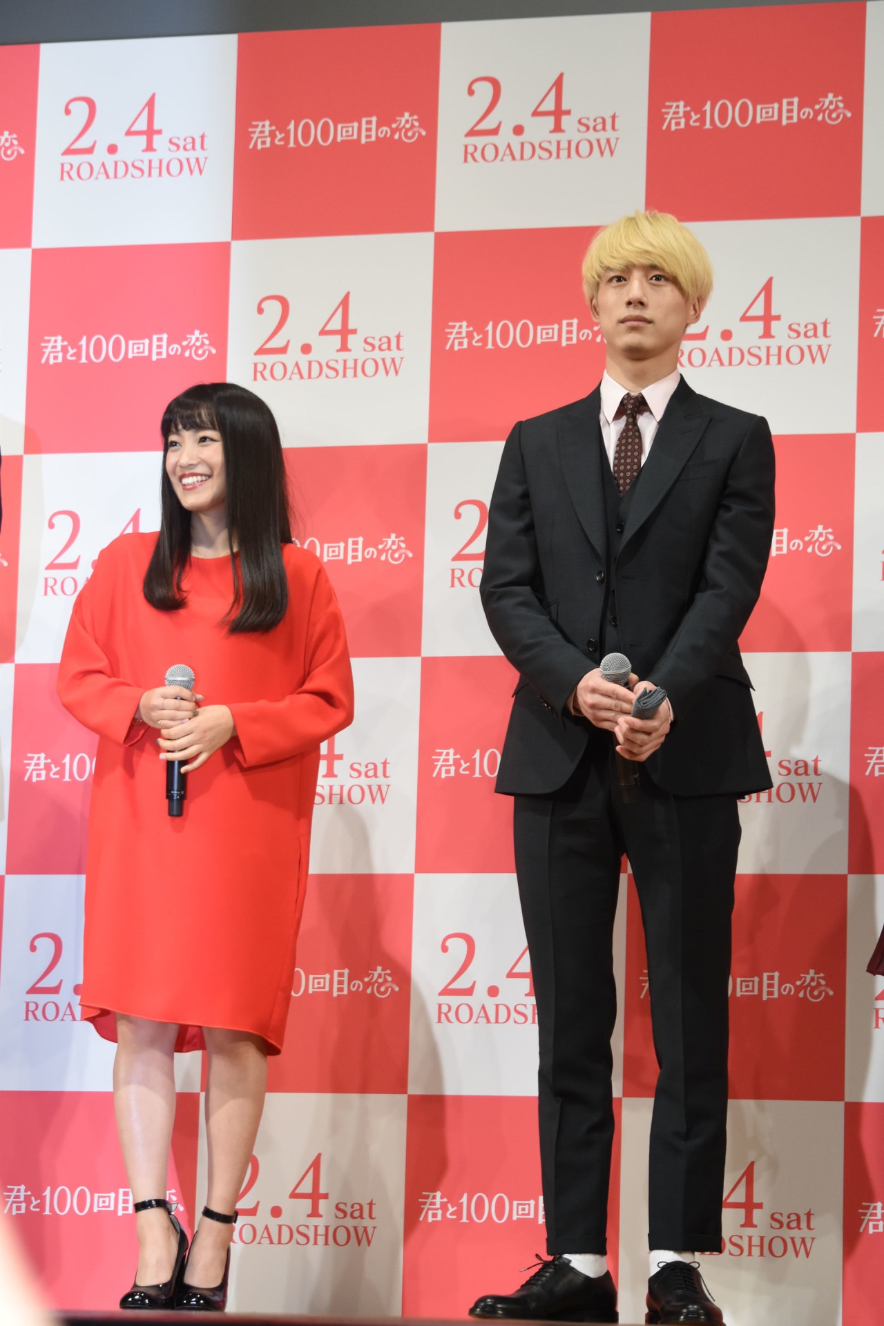 左からmiwa、坂口健太郎。