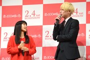 左からmiwa、坂口健太郎。