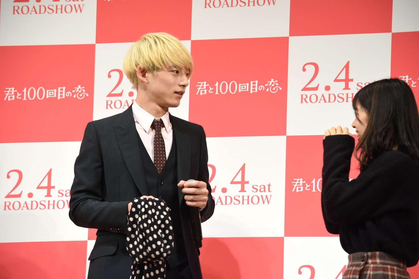 「『寒いねー』ってマフラーを巻いて、頭をポンポンされたい」というファンの願いを叶えることになった坂口健太郎（左）。