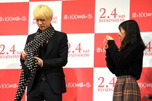 まず自分にマフラーを巻く坂口健太郎（左）。