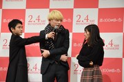 「寒いねー」と演技する坂口健太郎（中央）。