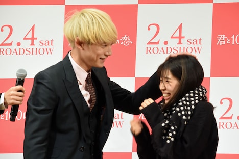 ファンに“頭ポン”をする坂口健太郎。