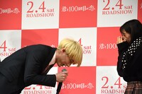 「失礼しました！」とお辞儀する坂口健太郎（左）。