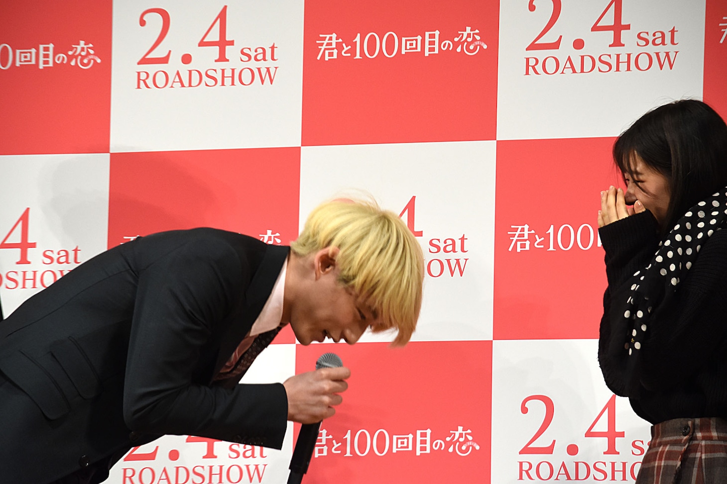 「失礼しました！」とお辞儀する坂口健太郎（左）。