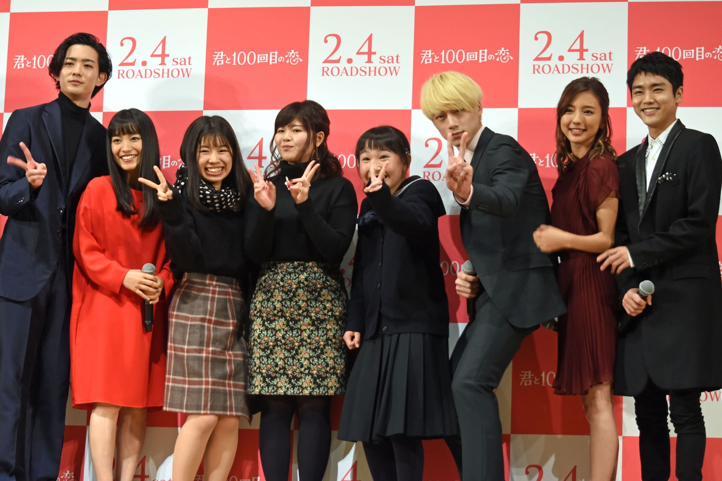 「君と100回目の恋」完成披露舞台挨拶にて、ファンと記念撮影するキャストたち。