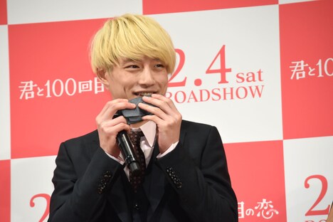 ハンカチで冷や汗を拭く坂口健太郎。